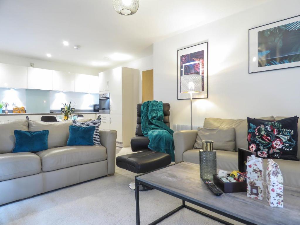 Tudors eSuites Apartment with 3 Beds Balcony & Private Parking room 2