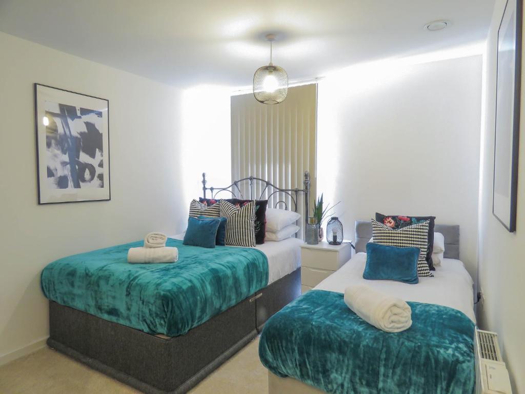 Tudors eSuites Apartment with 3 Beds Balcony & Private Parking room 3