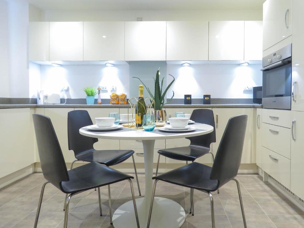 Tudors eSuites Apartment with 3 Beds Balcony & Private Parking room 5