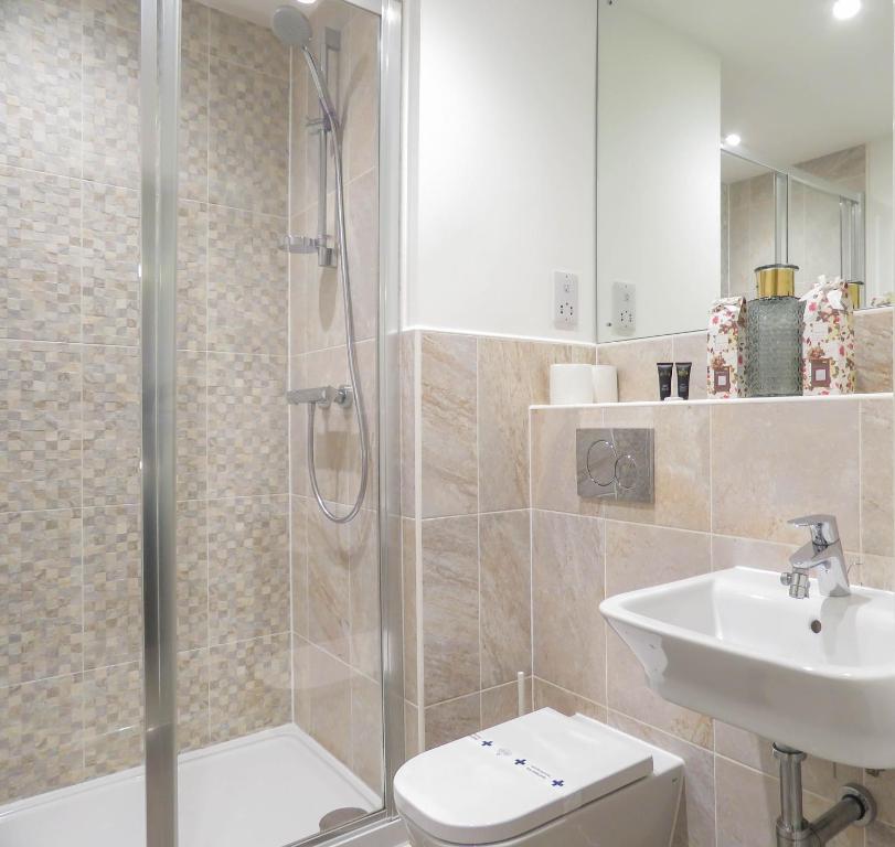 Tudors eSuites Apartment with 3 Beds Balcony & Private Parking room 6